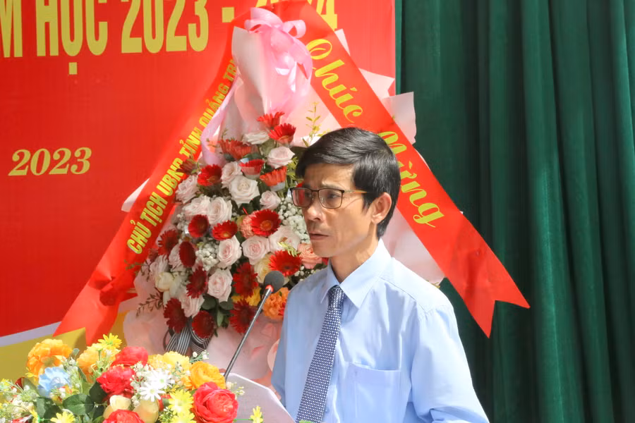 Ông Võ Đắc Hóa - Chủ tịch UBND huyện Gio Linh phát biểu nhân buổi thành lập điểm trường Tiểu học tại huyện đảo Cồn Cỏ.