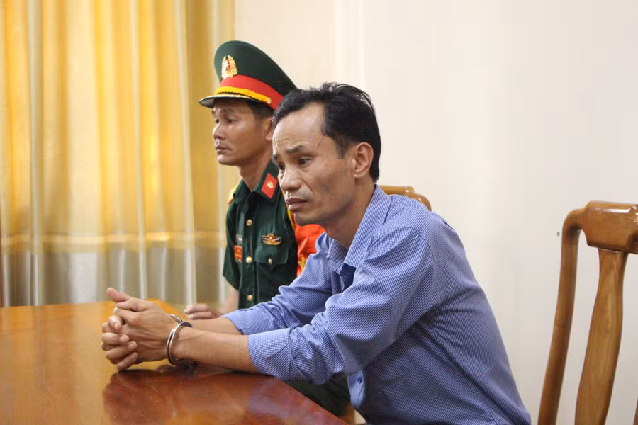 Cơ quan điều tra khám xét nơi làm việc của bị can. (Ảnh: Xuân Nha).