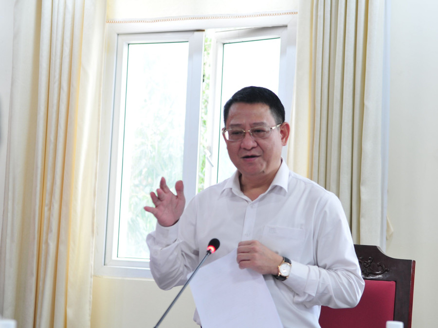 Ông Hoàng Anh Tuấn, Chủ tịch UBND huyện Mê Linh trình bày kế hoạch khám sức khỏe miễn phí, lập hồ sơ quản lý sức khỏe, đảm bảo theo dõi sức khoẻ cho Nhân dân trên địa bàn. Ông Hoàng Anh Tuấn, Chủ tịch UBND huyện Mê Linh trình bày kế hoạch khám sức khỏe miễn phí, lập hồ sơ quản lý sức khỏe, đảm bảo theo dõi sức khoẻ cho Nhân dân trên địa bàn.