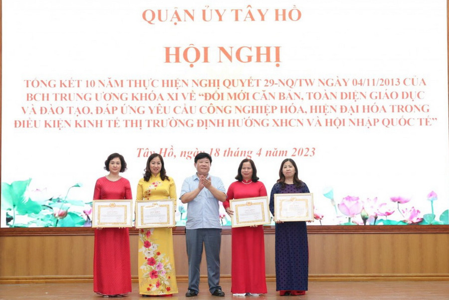 Phó Chủ tịch UBND quận Tây Hồ Nguyễn Thanh Tịnh trao giấy khen cho các cá nhân có thành tích thực hiện Nghị quyết số 29-NQ/TW. Phó Chủ tịch UBND quận Tây Hồ Nguyễn Thanh Tịnh trao giấy khen cho các cá nhân có thành tích thực hiện Nghị quyết số 29-NQ/TW.