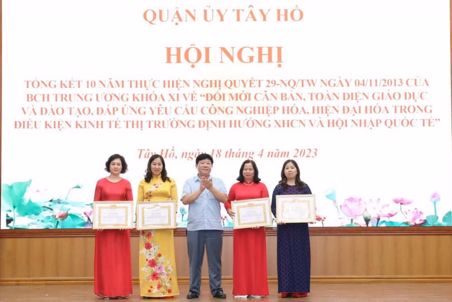 Phó Chủ tịch UBND quận Tây Hồ Nguyễn Thanh Tịnh trao giấy khen cho các cá nhân có thành tích thực hiện Nghị quyết số 29-NQ/TW.