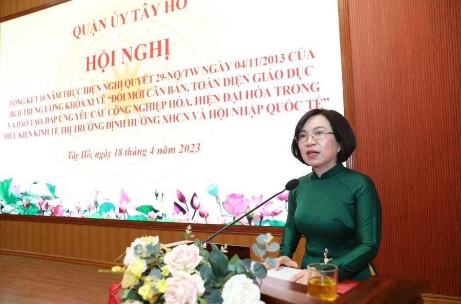 Bí thư Quận uỷ Tây Hồ Lê Thị Thu Hằng kết luận hội nghị. Bí thư Quận uỷ Tây Hồ Lê Thị Thu Hằng kết luận hội nghị.