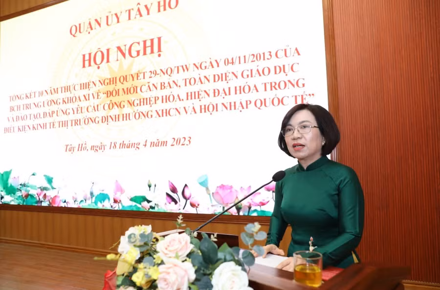 Bí thư Quận uỷ Tây Hồ Lê Thị Thu Hằng kết luận hội nghị.