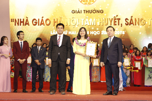 Cô giáo Dương Thị Thu Hà được vinh danh tại Lễ trao giải thưởng Nhà giáo Hà Nội tâm huyết, sáng tạo. Ảnh: VnExpress Cô giáo Dương Thị Thu Hà được vinh danh tại Lễ trao giải thưởng Nhà giáo Hà Nội tâm huyết, sáng tạo. Ảnh: VnExpress