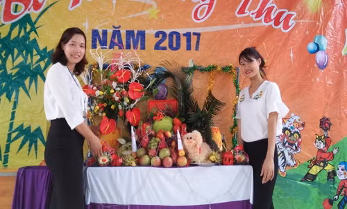 Cô Trần Thị Hải Yến (bên trái) thiết kế góc hoạt động trong ngày hội trăng rằm