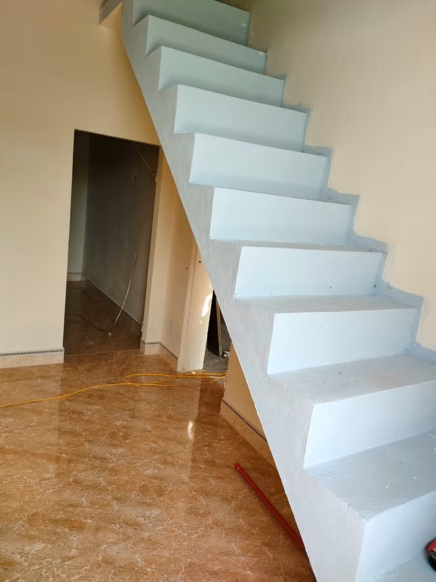 Cầu thang bước lên gác lửng.