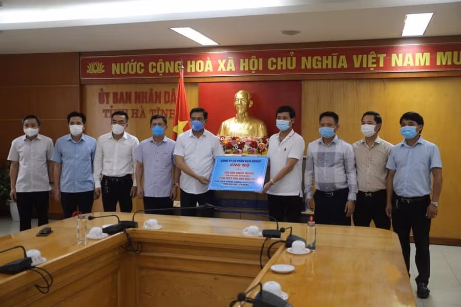 Trước đó, công ty cổ phần D&amp;D Group đã trao cho Ban Chỉ đạo phòng, chống dịch bệnh Covid-19 tỉnh Hà Tĩnh 500.000 khẩu trang cùng 500 triệu đồng tiền mặt.