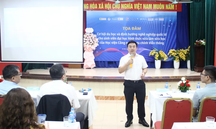 TS Trần Đình Nam – Phó Viện trưởng Phụ trách Viện Kinh tế Bưu điện (Học viện Công nghệ Bưu chính Viễn thông) tư vấn cho sinh viên về cơ hội đi du học.