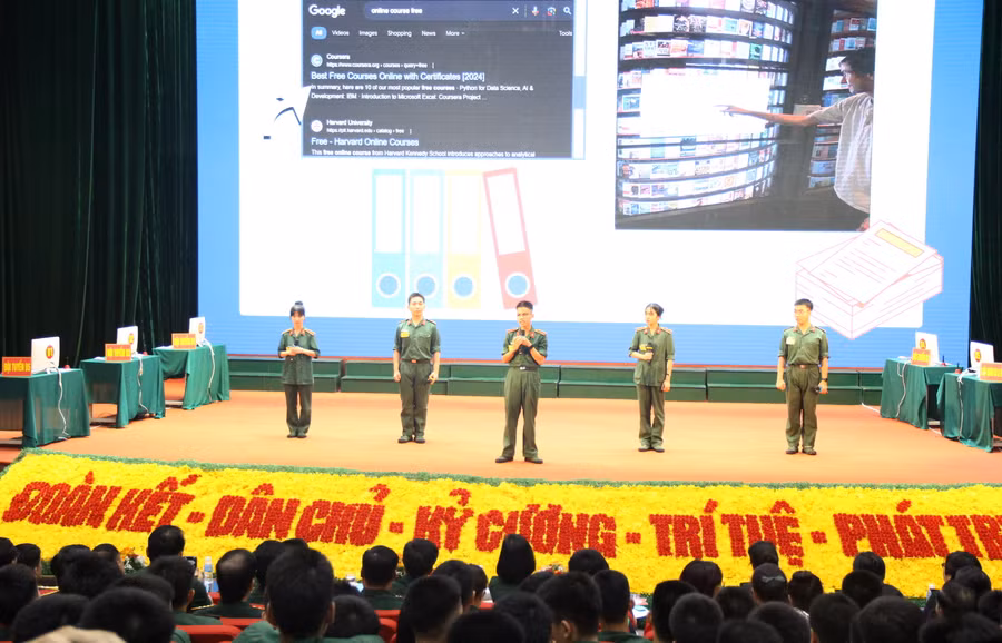 Sinh viên Học viện Kỹ thuật quân sự thể tài năng hùng biện bằng tiếng Anh.