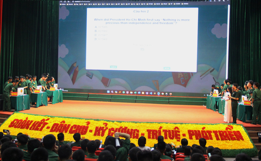 Các đội tranh tài ở phần thi khám phá tri thức. Các đội tranh tài ở phần thi khám phá tri thức.