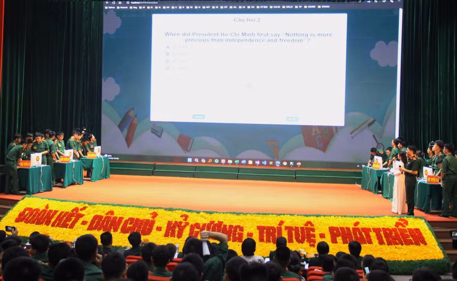 Các đội tranh tài ở phần thi khám phá tri thức.