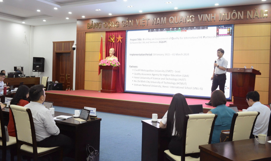 Chuyên gia chia sẻ tại tọa đàm.