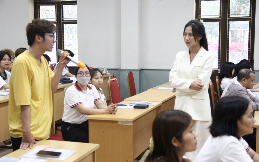 Sinh viên của Viện Kinh tế Bưu điện được chia sẻ bí quyết để có học bổng đi du học. Sinh viên của Viện Kinh tế Bưu điện được chia sẻ bí quyết để có học bổng đi du học.