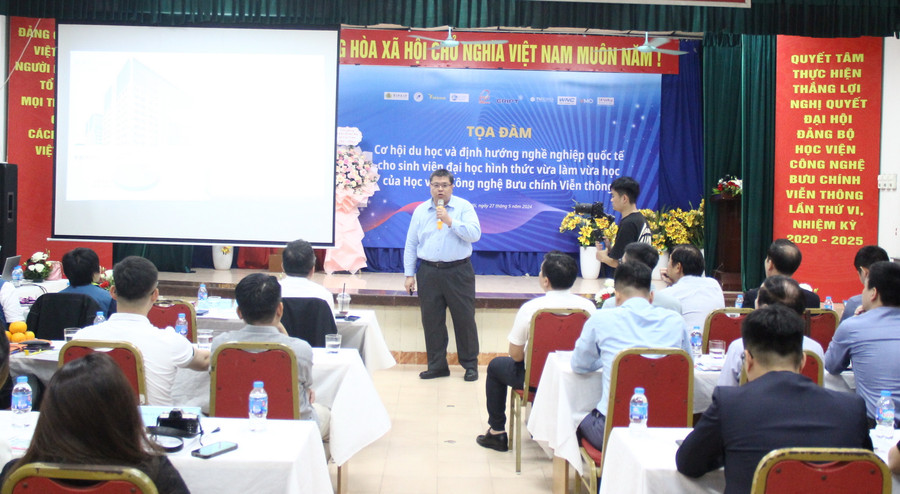 Tại Tọa đàm, đại diện cơ sở đào tạo nước ngoài giới thiệu về chương trình đào tạo của mình. Tại Tọa đàm, đại diện cơ sở đào tạo nước ngoài giới thiệu về chương trình đào tạo của mình.