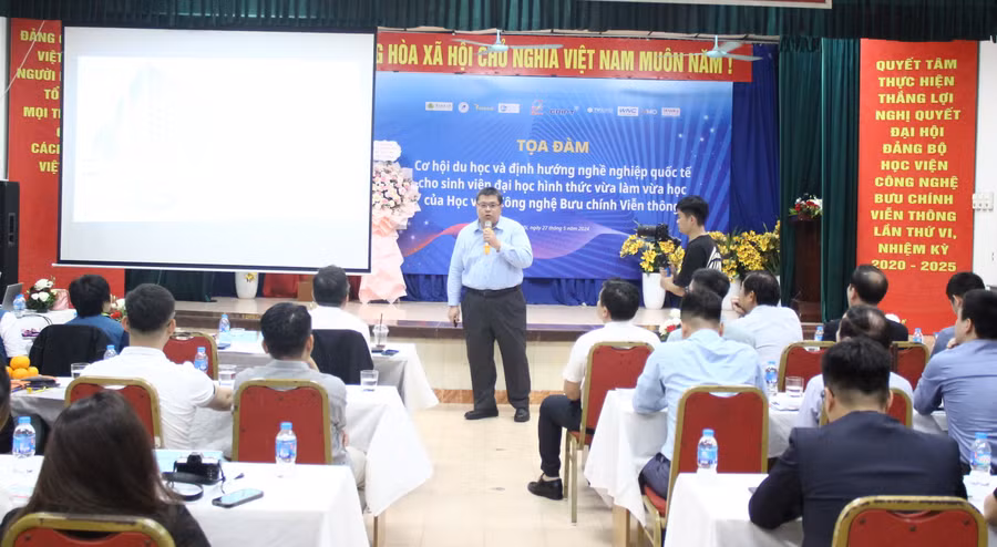 Tại Tọa đàm, đại diện cơ sở đào tạo nước ngoài giới thiệu về chương trình đào tạo của mình.