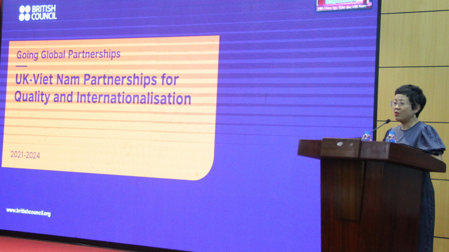 Bà Hoàng Vân Anh - Giám đốc Chương trình Giáo dục, Hội đồng Anh tại Việt Nam trao đổi tại tọa đàm.