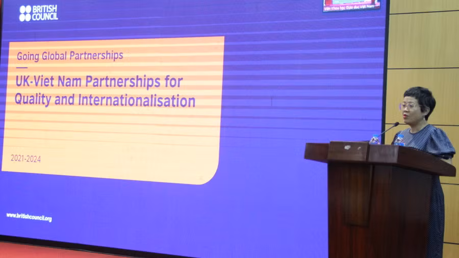 Bà Hoàng Vân Anh - Giám đốc Chương trình Giáo dục, Hội đồng Anh tại Việt Nam trao đổi tại tọa đàm.