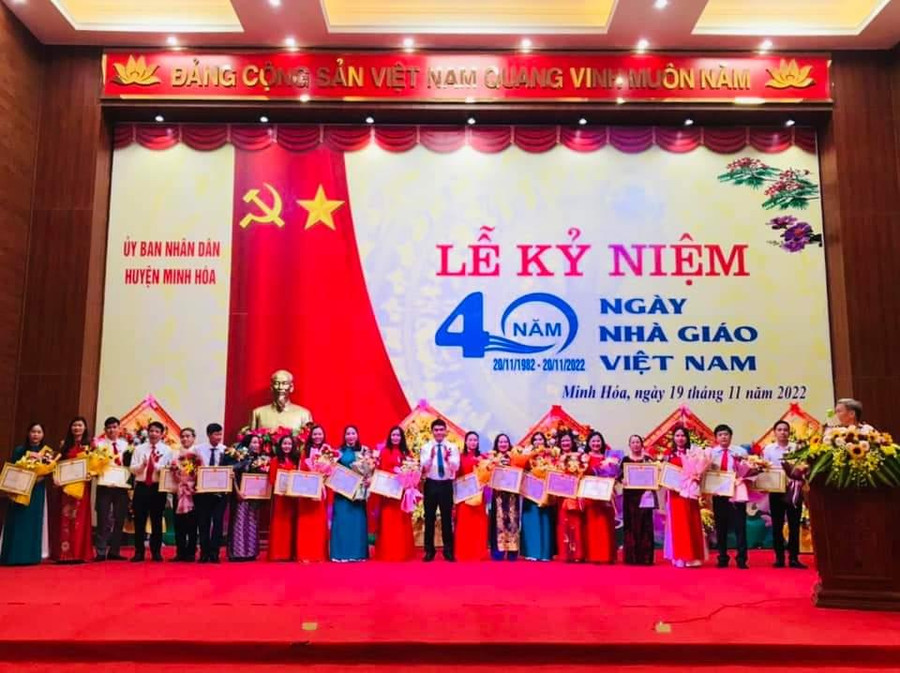 Tại Lễ kỷ niệm, đã có 20 giáo viên được UBND huyện Minh Hóa biểu dương, khen thưởng. Tại Lễ kỷ niệm, đã có 20 giáo viên được UBND huyện Minh Hóa biểu dương, khen thưởng.