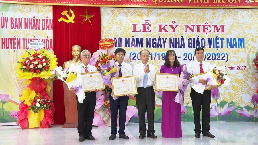 Tại buổi lễ, lãnh đạo huyện Tuyên Hóa đã tặng hoa tri ân chúc mừng lãnh đạo, nguyên lãnh đạo Phòng Giáo dục và Đào tạo huyện qua các thời kỳ. Tại buổi lễ, lãnh đạo huyện Tuyên Hóa đã tặng hoa tri ân chúc mừng lãnh đạo, nguyên lãnh đạo Phòng Giáo dục và Đào tạo huyện qua các thời kỳ.