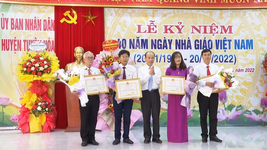 Tại buổi lễ, lãnh đạo huyện Tuyên Hóa đã tặng hoa tri ân chúc mừng lãnh đạo, nguyên lãnh đạo Phòng Giáo dục và Đào tạo huyện qua các thời kỳ.