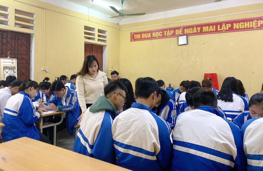 Cô Trần Thị Xuân Hà luôn đồng hành cùng học trò trong học tập. Ảnh: NVCC. Cô Trần Thị Xuân Hà luôn đồng hành cùng học trò trong học tập. Ảnh: NVCC.