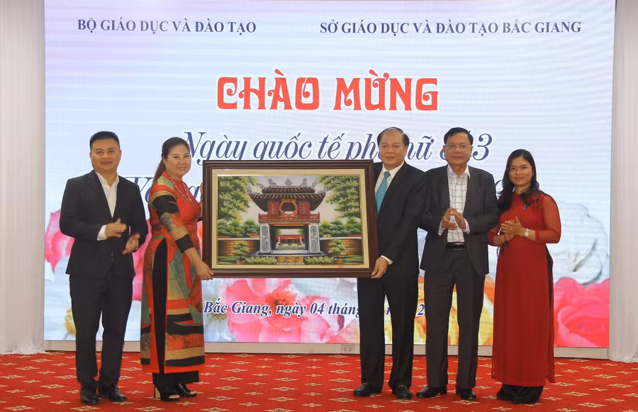 Thay mặt Ban chấp hành Công đoàn cơ quan Bộ GD&amp;ĐT, bà Trịnh Hoài Thu - Chủ tịch Công đoàn trao tặng quà lưu niệm cho Sở GD&amp;ĐT tỉnh Bắc Giang.