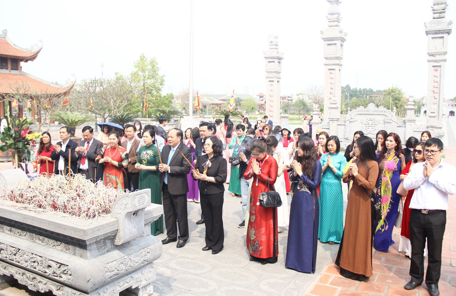 Thứ trưởng Ngô Thị Minh và nữ đoàn viên Công đoàn cơ quan Bộ GD&ĐT, Sở GD&ĐT tỉnh Bắc Giang dâng hương tại Thành Xương Giang. Thứ trưởng Ngô Thị Minh và nữ đoàn viên Công đoàn cơ quan Bộ GD&ĐT, Sở GD&ĐT tỉnh Bắc Giang dâng hương tại Thành Xương Giang.