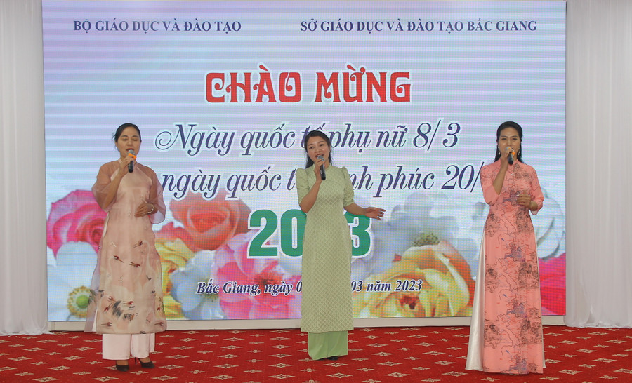 Các cô giáo của tỉnh Bắc Giang dành tặng những ca khúc ngọt ngào cho đoàn nữ công Công đoàn cơ quan Bộ GD&ĐT. Các cô giáo của tỉnh Bắc Giang dành tặng những ca khúc ngọt ngào cho đoàn nữ công Công đoàn cơ quan Bộ GD&ĐT.