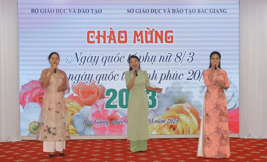 Các cô giáo của tỉnh Bắc Giang dành tặng những ca khúc ngọt ngào cho đoàn nữ công Công đoàn cơ quan Bộ GD&amp;ĐT.