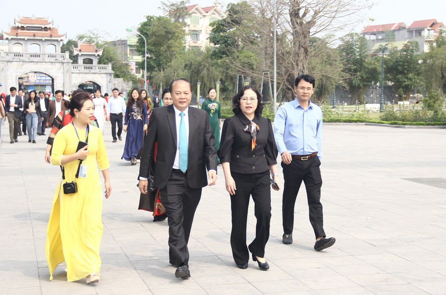 Thứ trưởng Ngô Thị Minh và đoàn nữ công Công đoàn cơ quan Bộ GD&ĐT, Sở GD&ĐT tỉnh Bắc Giang đến tham quan Thành Xương Giang (TP Bắc Giang). Thứ trưởng Ngô Thị Minh và đoàn nữ công Công đoàn cơ quan Bộ GD&ĐT, Sở GD&ĐT tỉnh Bắc Giang đến tham quan Thành Xương Giang (TP Bắc Giang).