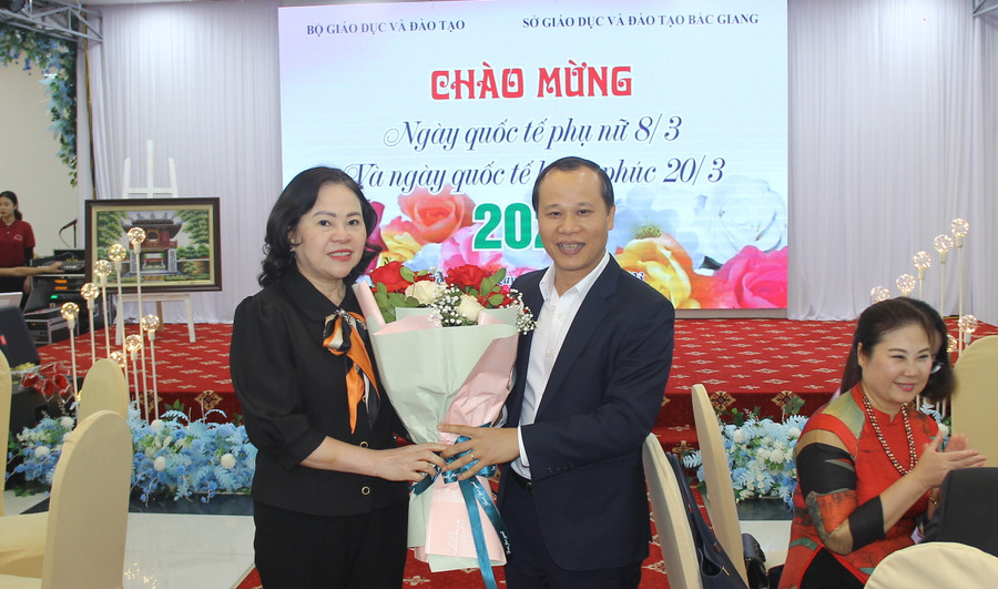 Ông Mai Sơn - Phó Chủ tịch UBND tỉnh Bắc Giang chúc mừng Thứ trưởng Ngô Thị Minh và nữ đoàn viên Công đoàn Cơ quan Bộ GD&ĐT nhân kỷ niệm Ngày Quốc tế phụ nữ 8/3. Ông Mai Sơn - Phó Chủ tịch UBND tỉnh Bắc Giang chúc mừng Thứ trưởng Ngô Thị Minh và nữ đoàn viên Công đoàn Cơ quan Bộ GD&ĐT nhân kỷ niệm Ngày Quốc tế phụ nữ 8/3.