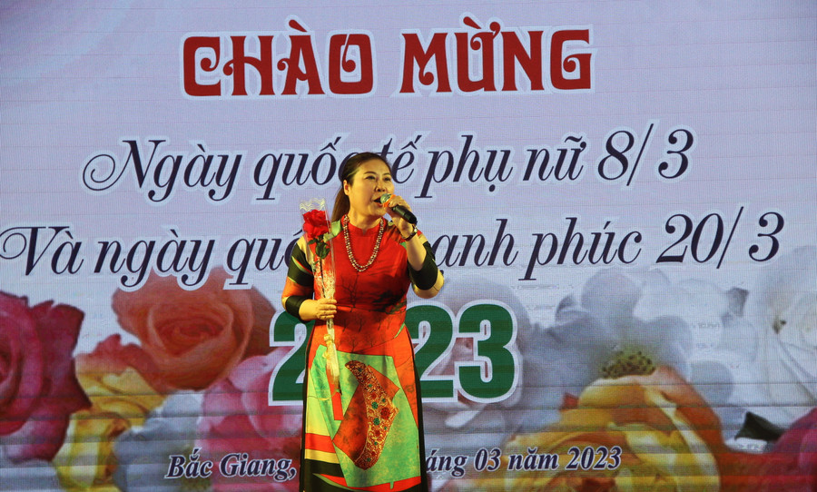 Bà Trịnh Hoài Thu - Chủ tịch Công đoàn cơ quan Bộ GD&ĐT giao lưu văn nghệ với Sở GD&ĐT tỉnh Bắc Giang. Bà Trịnh Hoài Thu - Chủ tịch Công đoàn cơ quan Bộ GD&ĐT giao lưu văn nghệ với Sở GD&ĐT tỉnh Bắc Giang.