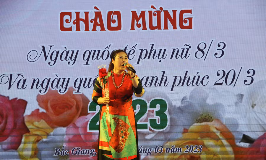 Bà Trịnh Hoài Thu - Chủ tịch Công đoàn cơ quan Bộ GD&amp;ĐT giao lưu văn nghệ với Sở GD&amp;ĐT tỉnh Bắc Giang.