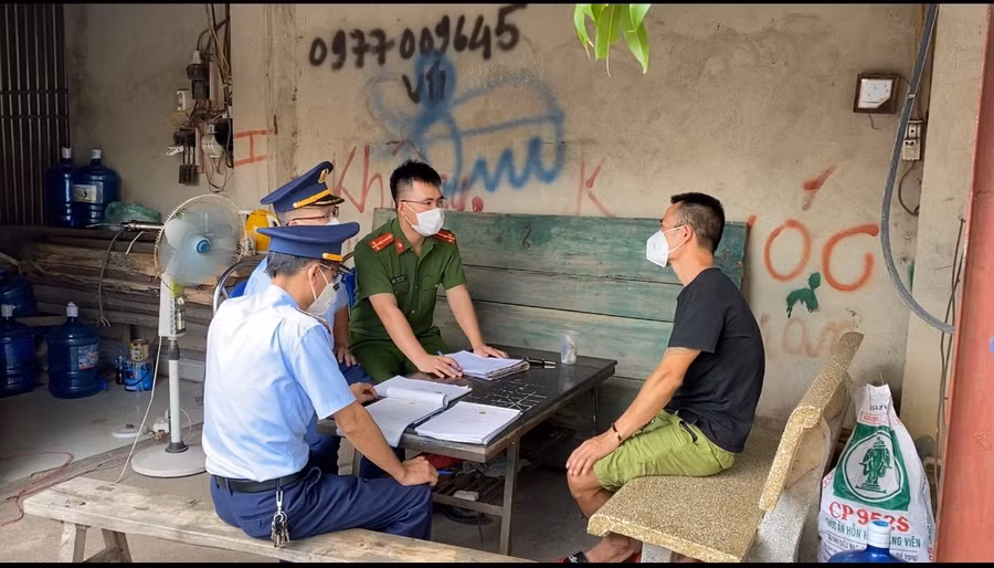 Cơ quan chức năng làm việc với cá nhân vi phạm. Ảnh: Công an tỉnh Bắc Giang.