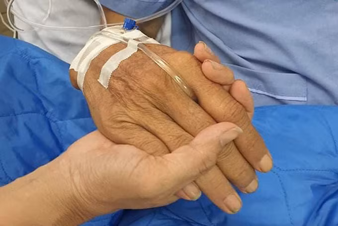 Hạnh Thúy đăng ảnh nắm tay Thương Tín, kêu gọi đồng nghiệp giúp ông qua cơn hoạn nạn.