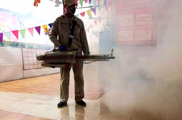 Phun hóa chất diệt muỗi để phòng, chống sốt xuất huyết. Ảnh: Minh Nhung