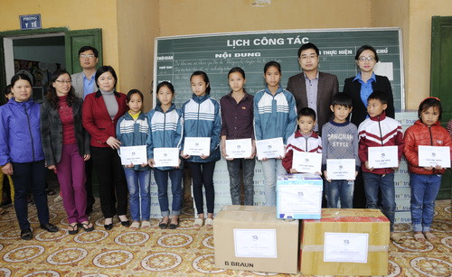 Đoàn thanh niên Bộ GD&ĐT trao tặng học bổng cho học sinh vùng khó