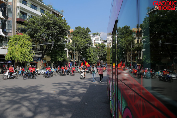 Hàng dài CĐV nối tiếp nhau đi qua nhiều con phố tại Hà Nội khiến không khi hết sức sôi động.