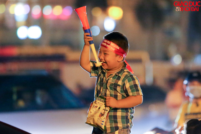 Những bạn nhỏ cũng không kém phần vui sướng.