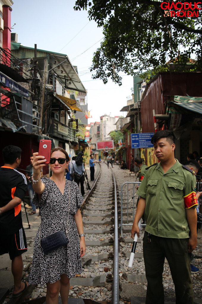 Nhiều du khách bất ngờ khi không được vào bên trong khu vực cafe đường tàu.