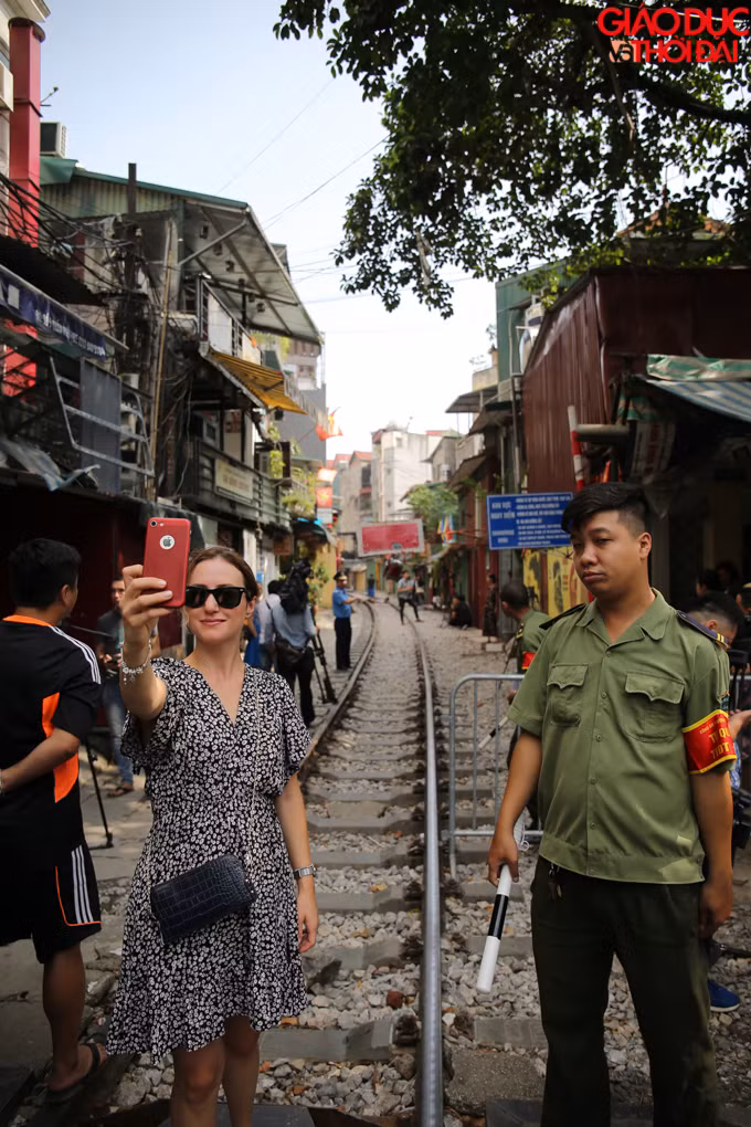 Nhiều du khách bất ngờ khi không được vào bên trong khu vực cafe đường tàu.