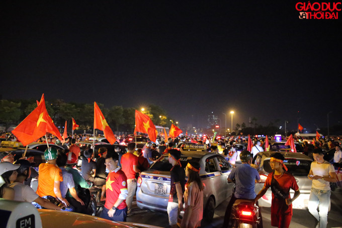 Kết thúc trận đấu, Việt Nam thắng với tỷ số 1-0, hàng nghìn CĐV đã tràn ra đường để hoà chung niềm vui chiến thắng.