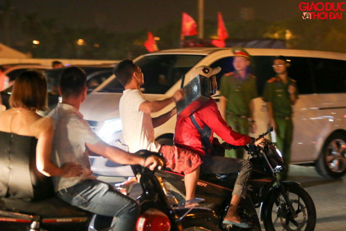 Nhiều CĐV mang rất đồ dùng gia đình gõ tạo âm thanh.