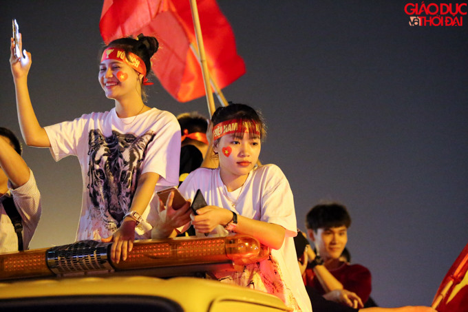Nhiều CĐV nữ xinh đẹp hoà vào dòng người ăn mừng chiến thắng.