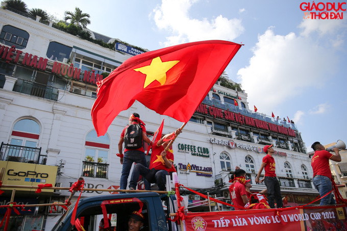 Tất cả đều mang áo đỏ sao vàng, cờ và băng rôn để cổ vũ.