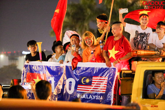 Nhóm CĐV càng vui mừng hơn khi họ đã dự đoán đúng tỷ số trận đấu.