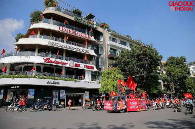 Từ 15h chiều, khoảng hơn 100 CĐV hội CĐV miền bắc cùng xe ô tô và xe máy diễu hành cổ vũ đội tuyển qua các tuyến phố trung tâm và tiến về sân vận động Mỹ Đình.