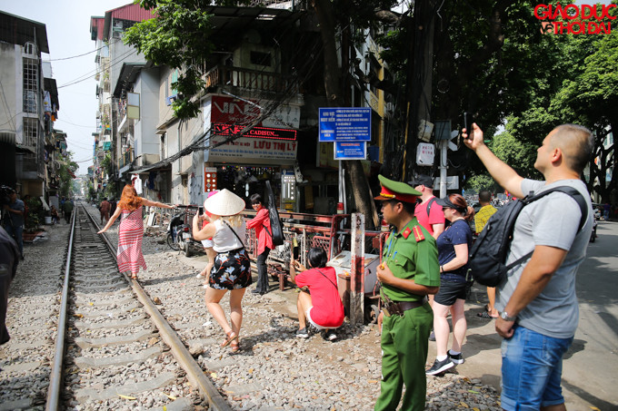 Tại nhiều điểm lực lượng chức năng nhắc nhở những du khách vẫn cố tình chụp ảnh trên đường tàu.