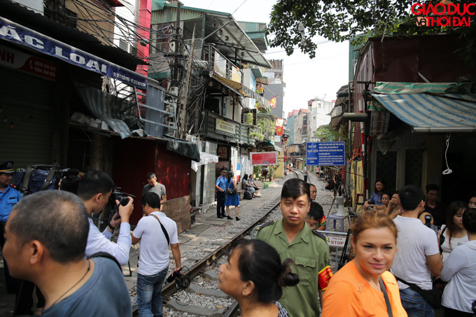 Rào chắn được lực lượng chức năng dựng lên để ngăn khách du lịch đi vào đường tàu.