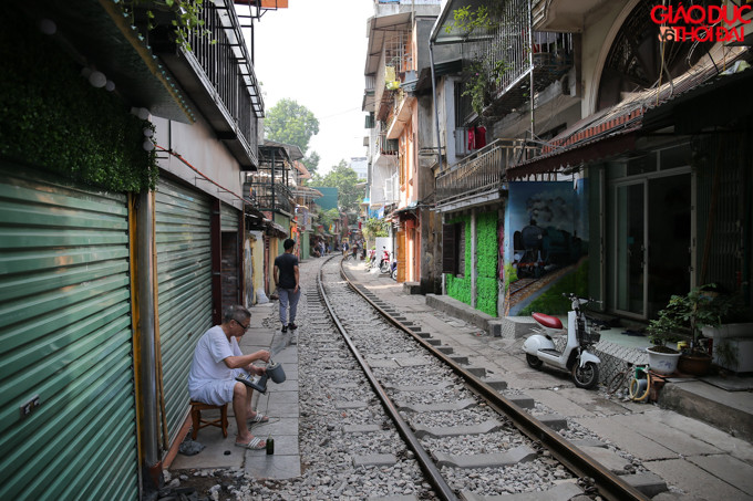 Trong sáng ngày hôm nay các cửa hàng cafe tại phố đường tàu đều đóng cửa im lìm.